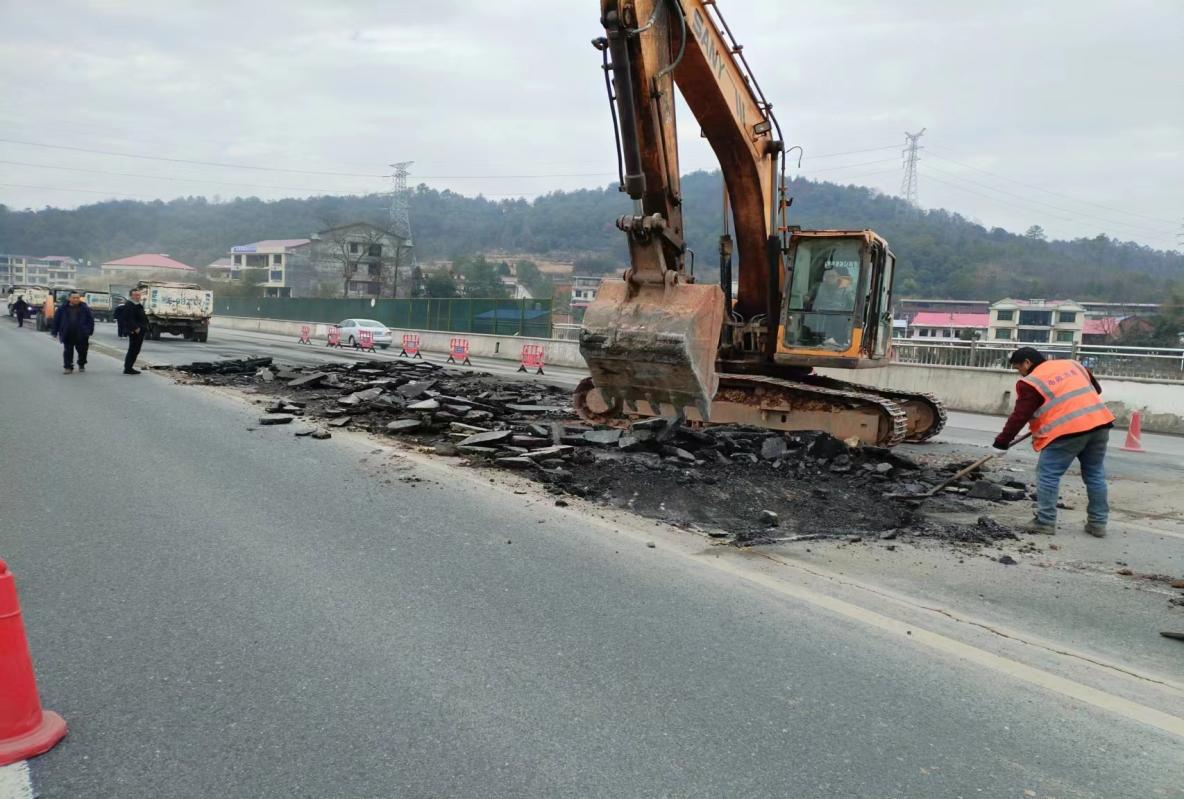 守护平安回家“路”——雨溪街道开展春运前期道路交通安全保障工作(图1)